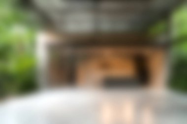 Doğal elementler, yumuşak ışıklandırma ve yeşillik içeren, çevreye sükunet ve konforu davet eden, güzel tasarlanmış, modern bir açık alan..