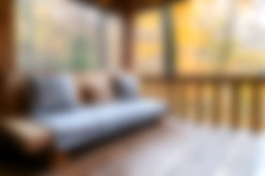 Sonbahar yapraklarının güzel renkleri ile çevrili, rahat bir açık hava oturma alanı doğada huzurlu bir geri çekilme yaratıyor..