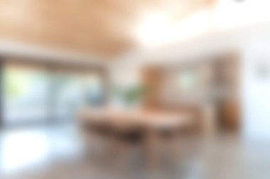 Parlak ve davetkar modern oturma odası geniş pencereli ve ahşap aksanlı. Bu şık alan, rahatlamak için ideal minimalist tasarım ve konforu vurguluyor..