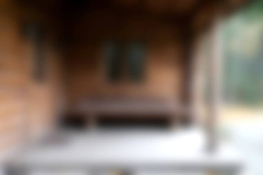 İçi ahşap, rahat bir kulübe. Kırsal bir bank ve yumuşak doğal ışık var. Rahatlamak ve doğaya barışçıl bir kaçış için mükemmel..