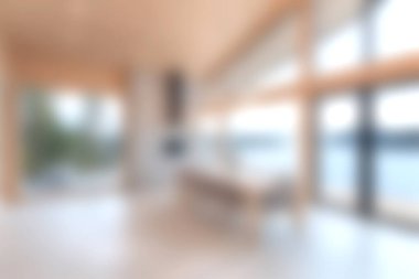 Suyun çarpıcı manzarasını sağlayan geniş pencereli modern bir oturma odası. Geniş tasarım, doğal ışık bolluğuna olanak sağlıyor, dingin ve davetkar bir atmosfer yaratıyor rahatlama için ideal..