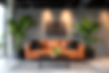 Çağdaş bir oturma odası keşfedin. Dolgun yeşil bitkilerle çevrili şık turuncu bir kanepe. Minimalist dekoru tamamlayan canlı, davetkar bir yer..