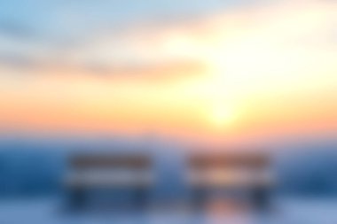 Huzurlu ve rahatlatıcı bir sahne. Dağda güzel bir güneşin doğuşuna bakan iki boş bank. Rahatlama ve sükunet hissi uyandırıyor..