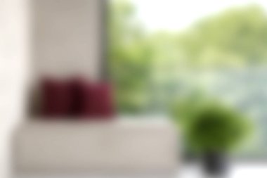 Geniş bir pencerenin kenarındaki bir bankta yumuşak yastıklara sahip rahat bir iç mekan. Dışarıdaki yemyeşil, rahatlamak için mükemmel bir manzara sunuyor..