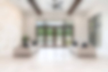 Zarif mobilyaların ve bol doğal ışığın bulunduğu güzel tasarlanmış modern bir yaşam alanı. Bu geniş oda hoş ve davetkar bir atmosfer yayıyor..