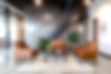 Kahverengi sandalyelerin ve canlı yeşil bitkilerin bulunduğu modern bir dinlenme odası keşfedin, rahatlatıcı bir ambiyansı olan samimi ve davetkar bir iç mekan oluşturun..