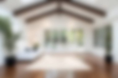 Yüksek tavanlar ve açık bir düzenle tasarlanmış parlak ve havadar bir modern yaşam alanı keşfedin. Bu davetkar ortam şık bir dekor ve doğal ışık bolluğu içerir, rahatlama ve toplanma için mükemmeldir..