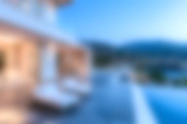 Alacakaranlıkta dingin tepelerin nefes kesici manzarasını sunan sonsuz bir havuzu olan nefes kesici lüks bir villa, rahatlama ve hoşgörü için mükemmel..