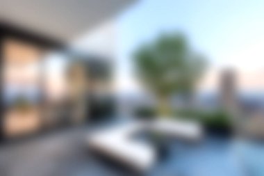 Günbatımında çarpıcı şehir manzaralı modern koltuklu güzel tasarlanmış bir balkon. Rahatlamak ve dışarıda eğlenmek için ideal..