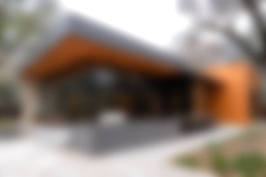 Eşsiz bir çatı tasarımı ve doğal ışığı davet eden geniş cam pencereli çarpıcı bir modern ev keşfedin. Zarif dış görünüş yaratıcılık ve işlevselliği harmanlayarak davetkar bir atmosfer yaratıyor..