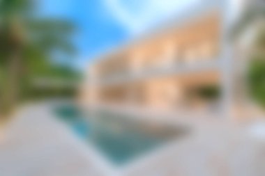 Büyüleyici modern bir villa, yemyeşil ve parlak mavi gökyüzü ile çevrili özel bir havuz, rahatlamak ve açık havada yaşamak için ideal..