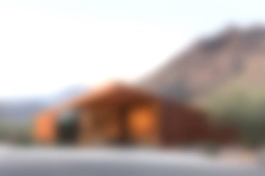 Dağlık bir arazide yuva yapmış güzel, modern bir ahşap kulübe huzur ve sıcaklık sunuyor. Doğal aşıklar ve dingin ortamlarda tatiller için mükemmel..