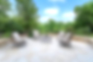 Bereketli yeşilliğin ortasında rahat sandalyeler ve canlı mavi bir gökyüzü olan rahat bir açık alan, doğada rahatlama ve rahatlama için mükemmel..