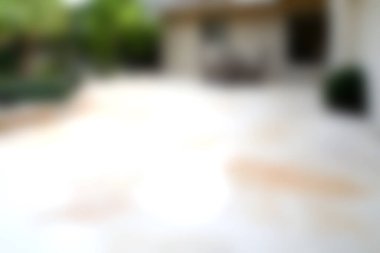 Bulanık detaylarla dolu sakin ve davetkar bir avlu. Doğal ortamdaki rahatlama ve rahatlama ruhunu yakalamak için mükemmel..