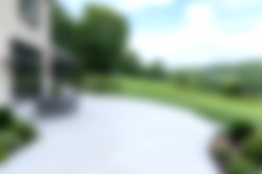 Rahat teras mobilyalarının bulunduğu güzel bir açık alan, rahatlamak ve bereketli manzaranın ve huzurlu gökyüzünün huzurlu manzarasının tadını çıkarmak için mükemmel..