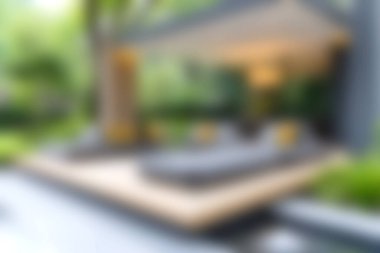 Bu görüntü, bereketli yeşilliklerle çevrili modern oturma odalarının dinlenmek ve huzurlu anlar için mükemmel olduğu sakin bir açık hava alanı yakalıyor..