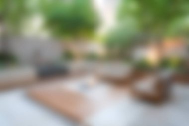 Bereketli yeşilliklerle çevrili modern mobilyaların bulunduğu sakin bir açık hava salonu. Huzurlu bir bahçe ortamında rahatlamak ve dinlenmek için mükemmel bir ortam..