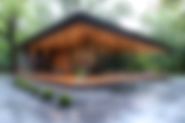 Canlı bir ormanda yuva yapmış, doğal güzellik ve sükuneti sergileyen sakin, modern bir kulübe. Doğada dinlenmek ve dinlenmek için mükemmel bir yer..