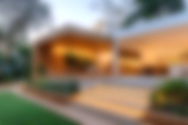 Sıcak ışıklandırma ve bereketli peyzaj, rahatlama ve açık hava buluşmaları için mükemmel olan bu şık ev dış görünüşüyle modern yaşamın özünü yakalayın..