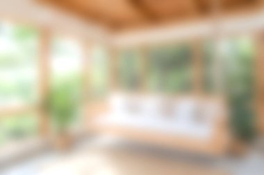 Salıncak, yumuşak yastıklar ve yemyeşil verimli bir verandanın parlak ve havadar iç mekanı. Rahatlamak ve huzurlu anlar için ideal..