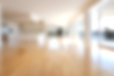 Parlak ve ferah bir modern iç mekan tabandan tavana vitrinler, sıcak ahşap döşemeler ve davetkar bir atmosfer yaratan minimalist bir tasarım..