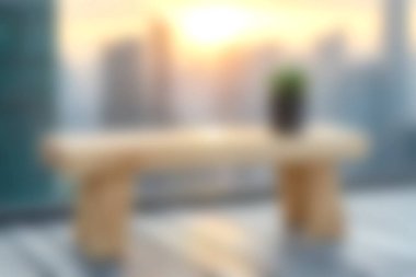 Bu resim, şehir manzarasında çarpıcı bir gün batımıyla güzelce aydınlatılan, saksı bitkisiyle süslenmiş rahat minimalist bir masayı gösteriyor, sakin bir atmosfer yaratıyor..