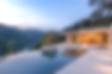 Lüks bir villanın huzur dolu güzelliğini, sonsuz havuzlu, gün batımında sergilenen büyüleyici dağ manzaralı huzurlu manzarasını deneyin. Rahatlamak için mükemmel..