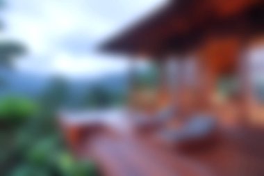 Güzel ahşap bir terası, davetkar koltukları ve çarpıcı doğa manzarası olan rahat bir dağ inzivası keşfedin. Rahatlamak ve kaçmak için mükemmel..