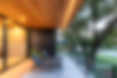 Bu resim, sakin bir ortamda rahatlama ve sosyal toplanma için mükemmel, şık oturma ve canlı yeşillik içeren modern bir açık hava alanı sergiliyor..