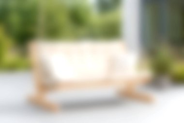 Lüks yastıklarla süslenmiş rahat ahşap bir bank, rahatlamak ve keyif almak için mükemmel bir bahçe ortamında hoş bir atmosfer yaratır..