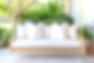 Bereketli yeşilliklerle çevrili yumuşak beyaz yastıklı, huzurlu ve rahatlatıcı bir ortam yaratan, sakin ve davetkar bir açık hava..