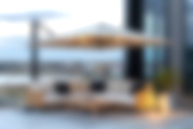 Modern bir oturma odası ve büyük bir şemsiye olan, rahatlamak ve dışarıda huzurlu anların tadını çıkarmak için mükemmel bir açık hava alanı keşfedin..