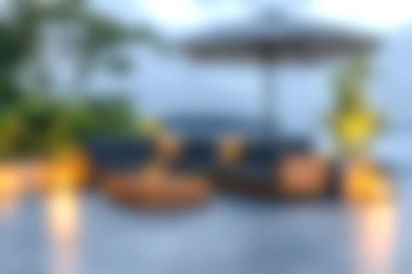 Rahat mobilyaların ve bereketli yeşilliklerle çevrili büyük şemsiyelerin bulunduğu davetkar bir açık hava salonu. Rahatlamak ve rahatlamak için mükemmel..