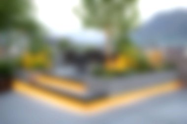 Yeşillik ve sıcacık ışıklandırması olan, rahatlamak, toplanmak ve doğanın güzelliğinden zevk almak için mükemmel tasarlanmış güzel bir açık alan..