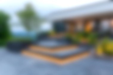 Zarif ahşap basamaklar, bereketli peyzaj ve davetkar tasarım unsurlarıyla büyüleyici modern bir yaşam alanı. Rahatlama ve toplanma için mükemmel..