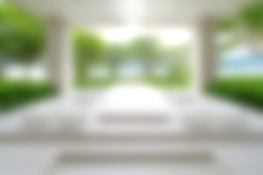 Bu bulanık görüntü, yeşillik ve yumuşak doğal ışıkla dolu sakin bir açık alan yakalıyor. Rahatlamak ve huzurlu anlar için ideal..