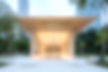 Çarpıcı bir modern mimari yapı, yemyeşil ve yumuşak doğal ışıkla çevrili eşsiz bir ahşap çatı tasarımı içerir ve davetkar bir atmosfer yaratır..