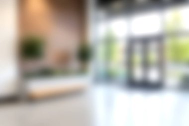 Modern estetikle tasarlanmış, doğal ışık, yeşillik ve ziyaretçiler için hoş bir ortam içeren parlak ve havadar bir lobi alanı..