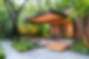 Bereketli yeşilliklerle kaplı şık ahşap bir pavyon ve rahatlama ve sükunet için mükemmel, temiz taş bir yol keşfedin..