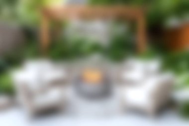 Yeşillik ve şık mobilyalarla çevrili merkezi bir ateş çukuru olan rahat bir açık hava oturma alanı. Rahatlama ve toplanma için ideal..