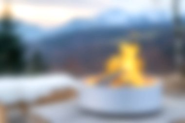 Sıcak bir ateş çukuru, yumuşak akşam ışığı ve manzaralı dağ manzarasıyla çevrili açık bir ortamda zarifçe durur. Rahatlama ve toplanma için mükemmel..