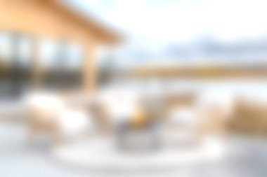 Bu resim, modern mobilyaların, davetkar yastıkların ve büyüleyici manzaranın yer aldığı rahat bir açık hava salonu sergiliyor. Rahatlama ve toplanma için mükemmel..