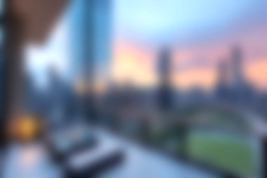 Günbatımında canlı bir şehrin ufuk çizgisine bakan modern bir balkondan sakin bir akşam manzarası. Bu görüntü huzur içinde yaşayan kentin özünü yakalar..