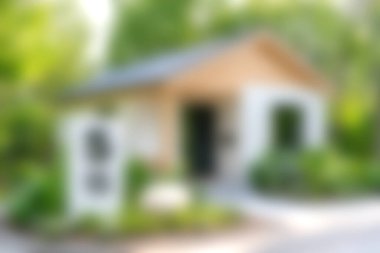 Canlı yeşil bir ormanda yuva yapmış büyüleyici bir ahşap kulübe huzurlu bir geri çekilme ve doğanın güzelliğiyle bir bağlantı sunuyor. Rahatlamak için mükemmel..