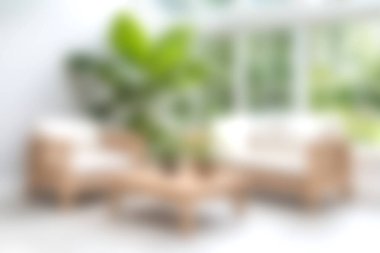 Modern mobilyaların ve havadar atmosferi geliştiren çarpıcı bir bitkinin bulunduğu sakin bir oturma odası keşfedin, rahatlama ve stil için mükemmeldir..