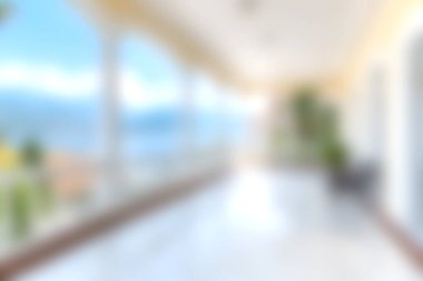 Parlak ve ferah modern bir balkon günbatımında dağların ve gökyüzünün çarpıcı manzarasını sunar. Rahatlama ve rahatlama anları için ideal..