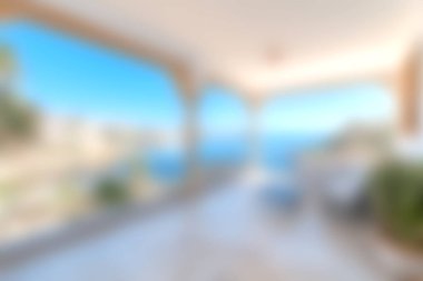 Parlak ve havadar bir balkondan çarpıcı bir kıyı manzarası, sakin bir ortam ve açık mavi gökyüzü. Rahatlama ve tatil havası için mükemmel..