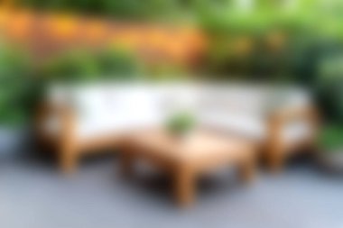 Bereketli yeşilliklerle çevrili rahat ahşap mobilyaların bulunduğu şık bir açık hava oturma alanı. Rahatlamak ve sıcak yaz günlerinin tadını çıkarmak için mükemmel..