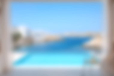 Berrak mavi gökyüzünün altında serinletici bir havuzun sergilendiği bir villadan nefes kesici bir manzara, huzurlu bir tatil kaçışı için mükemmel..