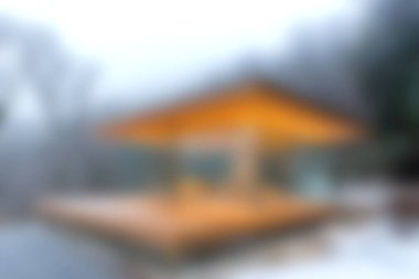 Sakin, ahşap bir pavyon, sisle kaplı sakin suyun yanında duruyor. Yumuşak aydınlanma huzurlu bir atmosfer yaratıyor, rahatlamak ve kaçmak için mükemmel..